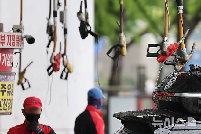 [서울=뉴시스] 김금보 기자 = 22일 서울 시내 한 주유소에 주유건이 늘어져 있다.정부가 이달 말 종료 예정인 유류세 한시 인하 조치를 2개월 연장하되, 인하율을 휘발유 10%, 경유 및 액화석유가스(LPG)부탄 15%로 축소해 일부 환원하기로 했다. 2025.04.22. kgb@newsis.com