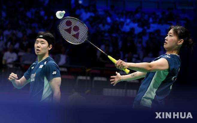 [샤먼=신화/뉴시스] 서승재(왼쪽)와 채유정이 지난달 30일(현지 시간) 중국 푸젠성 샤먼에서 열린 2025 세계배드민턴연맹(BWF) 수디르만컵 대만과의 조별 리그 B조 3차전 혼합복식 1경기에서 첸정콴-쉬인후이 조와 경기하고 있다. 서승재-채유정이 2-0(21-12 21-10)으로 이기고 이미 8강 진출을 확정한 한국은 매치 스코어 4-1로 승리하며 3연승을 거뒀다. 2025.05.01.