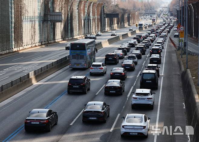[서울=뉴시스] 황준선 기자 = 설날인 29일 오후 서울 서초구 잠원IC 인근 경부고속도로 하행선이 정체를 빚고 있다. 2025.01.29. hwang@newsis.com