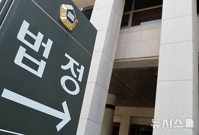 [서울=뉴시스] 이영환 기자 = 30일 오전 서울 서초구 대법원 청사 법정 출입구가 보이고 있다.대법원은 5월 1일 오후 3시 대법정에서 2심에서 무죄를 받은 이재명 더불어민주당 대선 후보의 공직선거법 상고심 판결을 선고한다. 2025.04.30. 20hwan@newsis.com