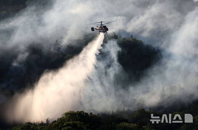 [대구=뉴시스] 이무열 기자 = 대구 북구 함지산 산불이 재발화한 30일 오후 대구 북구 산불 현장에서 헬기가 진화작업을 하고 있다. 2025.04.30. lmy@newsis.com