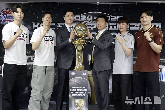[서울=뉴시스] 최동준 기자 = 1일 서울 강남구 KBL센터에서 열린 2024-2025 KCC 프로농구 챔피언결정전 미디어데이에서 양팀 감독과 선수들이 기념촬영을 하고 있다.왼쪽부터 서울 SK 안영준, 김선형, 전희철 감독, 창원 LG 조상현 감독, 양준석, 유기상. 2025.05.01. photocdj@newsis.com