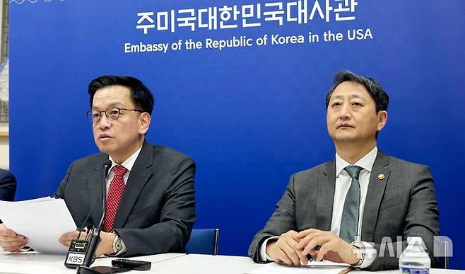 [워싱턴=뉴시스] 이윤희 특파원 = 최상목 부총리 겸 기획재정부 장관이 지난 24일(현지 시간) 미국 워싱턴D.C. 주미대사관에서 안덕근 산업통상자원부 장관과 함께 한-미 2+2 통상협의(Trade Consultation) 관련 합동브리핑을 하고 있다. 2025.05.01. sympathy@newsis.com
