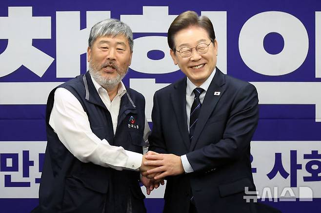 [서울=뉴시스] 조성우 기자 = 이재명 더불어민주당 대선후보가 1일 오후 서울 중구 한국프레스센터에서 열린 한국노총 정책협약식에서 김동명 한국노총 위원장과 기념촬영을 하고 있다. 2025.05.01. xconfind@newsis.com