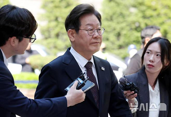 [서울=뉴시스] 추상철 기자 = 이재명 더불어민주당 제21대 대통령 선거 후보가 29일 오전 서울 서초구 서울중앙지방법원에서 '대장동 배임 및 성남FC 뇌물 의혹' 혐의와 관련 공판에 출석하고 있다. 2025.04.29. scchoo@newsis.com