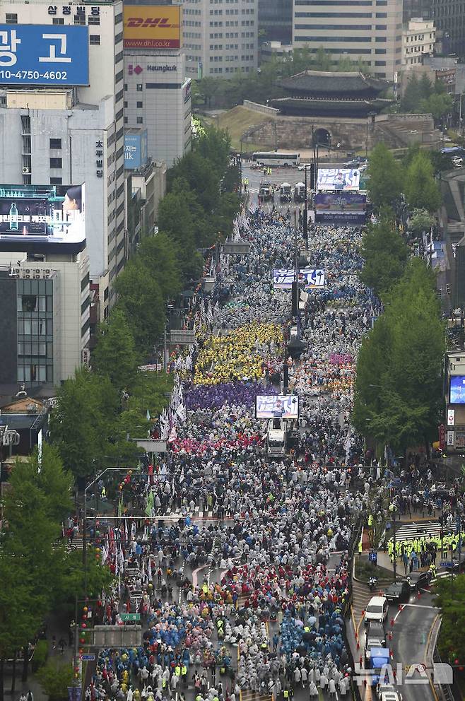 [서울=뉴시스] 김근수 기자 = 전국민주노동조합총연맹 조합원들이 1일 서울 중구 숭례문 인근에서 열린 제135회 세계노동절 대회에서 구호를 외치고 있다. 2025.05.01. ks@newsis.com