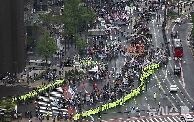[서울=뉴시스] 김근수 기자 = 전국민주노동조합총연맹 조합원들이 1일 서울 중구 숭례문 인근에서 열린 제135회 세계노동절 대회에서 을지로 방향으로 행진하고 있다. 2025.05.01. ks@newsis.com