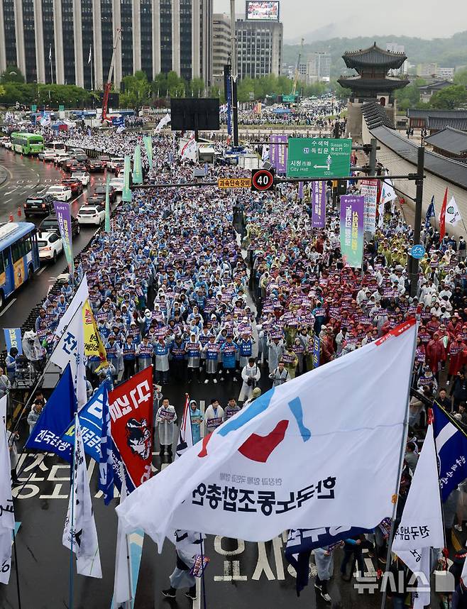[서울=뉴시스] 김명년 기자 = 1일 오후 서울 종로구 경복궁 동십자각 앞에서 '제135주년 세계노동절 한국노총 전국노동자대회'가 열리고 있다. 2025.05.01. kmn@newsis.com