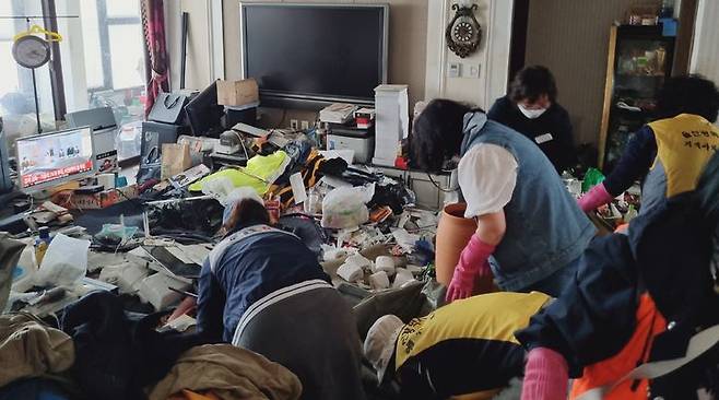 [울산=뉴시스] 박수지 기자 = 울산시 북구 양정동 행정복지센터가 1일 저장강박이 의심되는 70대 독거노인 A씨의 자택을 방문해 주거환경 개선을 진행하고 있다. (사진=북구 제공) 2025.05.01. photo@newsis.com *재판매 및 DB 금지