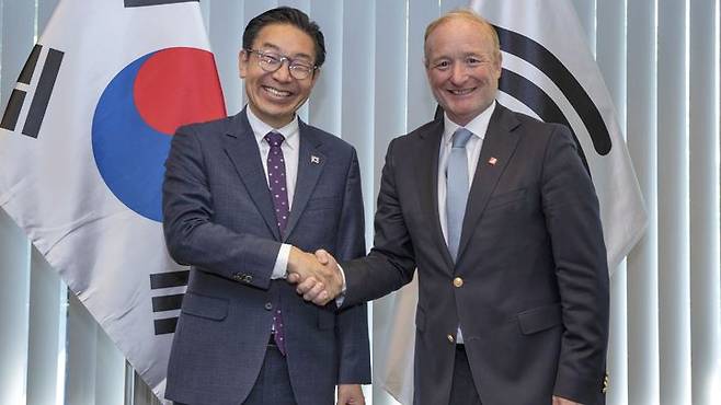 [뮌헨=뉴시스] 김완기 특허청장(왼쪽)이 캄피누스(Campinos) EPO 청장과 청장회담 진행 후 기념촬영을 하고 있다.(사진=특허청 제공) *재판매 및 DB 금지