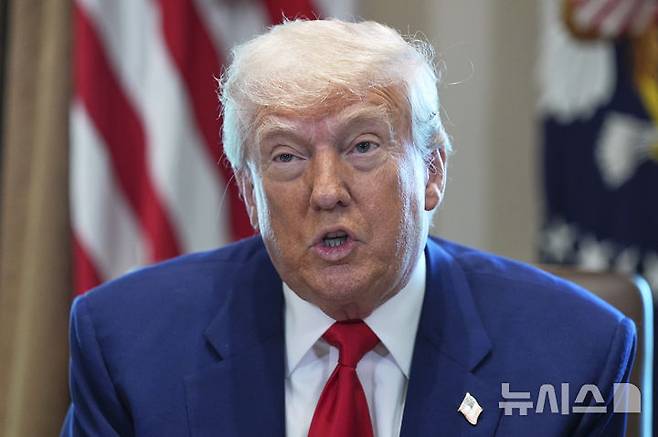 [워싱턴=AP/뉴시스] 사진은 도널드 트럼프 미국 대통령이 지난달 30일(현지 시간) 백악관에서 각료회의를 주재하고 발언하고 있는 모습. 2025.05.01.