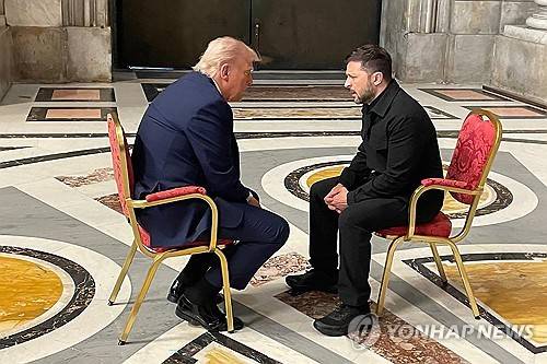 도널드 트럼프 미국 대통령(왼쪽)과 볼로디미르 젤렌스키 우크라이나 대통령(오른쪽) [AFP 연합뉴스 자료사진]