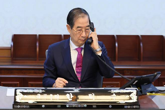 한덕수 대통령 권한대행 국무총리가 8일 정부서울청사 집무실에서 도널드 트럼프 미국 대통령과 전화 통화를 하고 있다. 총리실 제공