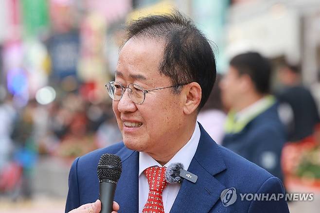 (서울=연합뉴스) 신현우 기자 = 국민의힘 홍준표 대선 경선 후보가 27일 서울 마포구 KT&G상상마당 인근 홍대거리에서 기자 간담회를 하고 있다. 2025.4.27 nowwego@yna.co.kr 연합뉴스