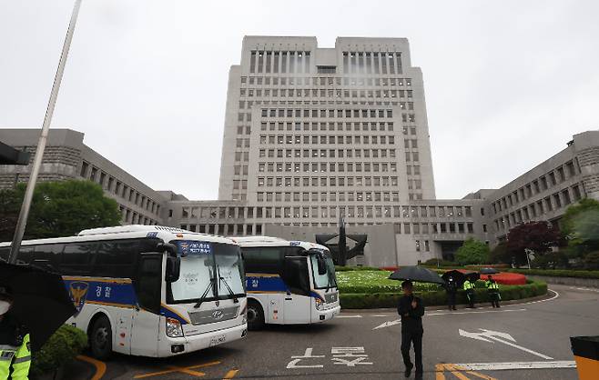 경찰버스 세워진 대법원. 연합뉴스