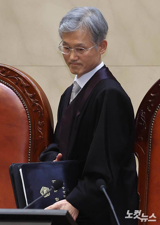 조희대 대법원장을 비롯한 대법관들이 1일 서울 서초구 대법원에서 이재명 더불어민주당 대선 후보의 공직선거법 위반 사건과 관련한 전원합의체 선고를 위해 대심판정에 입장하고 있다. 사진공동취재단