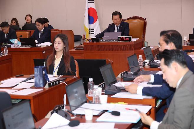 지난달 30일 서울 여의도 국회에서 열린 법제사법위원회 전체회의에서 정청래 위원장이 의사봉을 두드리고 있다. 연합뉴스