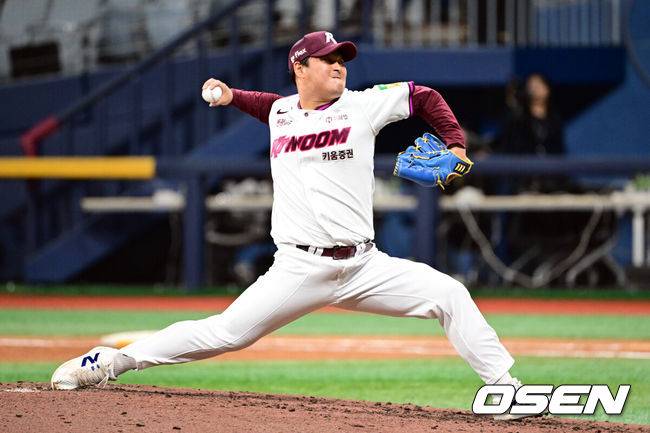 [OSEN=고척, 조은정 기자]29일 오후 서울 고척스카이돔에서 ‘2025 신한 SOL BANK KBO리그’  키움 히어로즈와 롯데 자이언츠의 경기가 진행됐다.이날 경기에서 키움은 김윤하를, 롯데는 반즈를 선발투수로 내세웠다.7회초 1사 1,2루 키움 양지율이 역투하고 있다.  2025.04.29 /cej@osen.co.kr