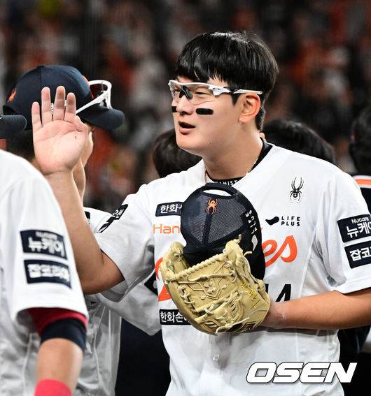 [OSEN=대전, 지형준 기자] 경기를 마치고 한화 김서현이 승리를 기뻐하고 있다. 2025.04.29 /jpnews@osen.co.kr