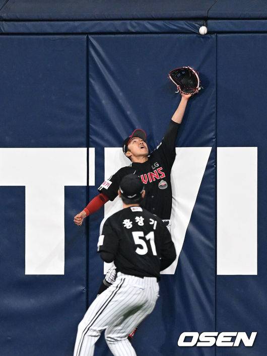 [OSEN=잠실, 이대선 기자] 7회말 무사에서 LG 박해민이 키움 최주환의 타구를 잡으려 손을 뻗고 있다. 2024.03.30 /sunday@osen.co.kr