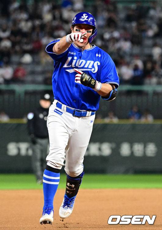 연장 10회초 2사 삼성 강민호가 솔로 홈런을 날린 뒤 벤치를 가리키며 기뻐하고 있다. 2025.04.30 /cej@osen.co.kr