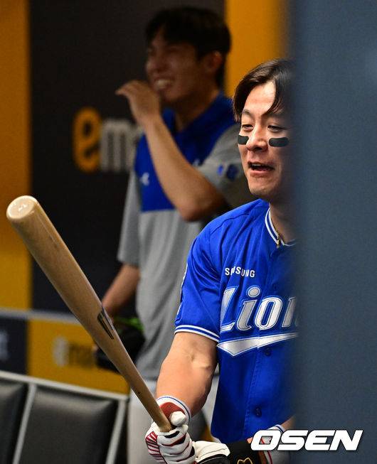 삼성 강민호가 달아나는 솔로 홈런을 날린 뒤 더그아웃에서 배트를 보며 감탄하고 있다. 2025.04.30 /cej@osen.co.kr