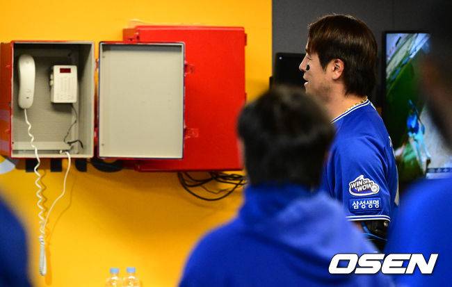 홈런을 친 강민호가 박진만 감독을 찾아가고 있다. 2025.04.30 /cej@osen.co.kr