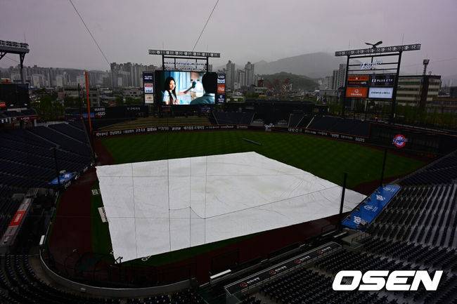 [OSEN=대전, 지형준 기자] 1일 대전 한화생명볼파크에서 2025 신한 SOL Bank KBO리그 한화 이글스와 LG 트윈스의 경기가 열린다.이날 한화는 엄상백, LG는 손주영이 선발로 나선다.이날 비 예보가 있는 가운데 한화생명볼파크에 방수포가 깔려 있다. 2025.05.01 /jpnews@osen.co.kr