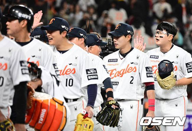 [OSEN=대전, 지형준 기자] 한화가 29일 대전 한화생명볼파크에서 열린 2025 신한 SOL Bank KBO리그 LG와의 홈경기를 3-2로 승리했다.&nbsp;경기를 마치고 한화 김경문 감독이 선수들과 승리 하이파이브를 하고 있다. 2025.04.29 /jpnews@osen.co.kr