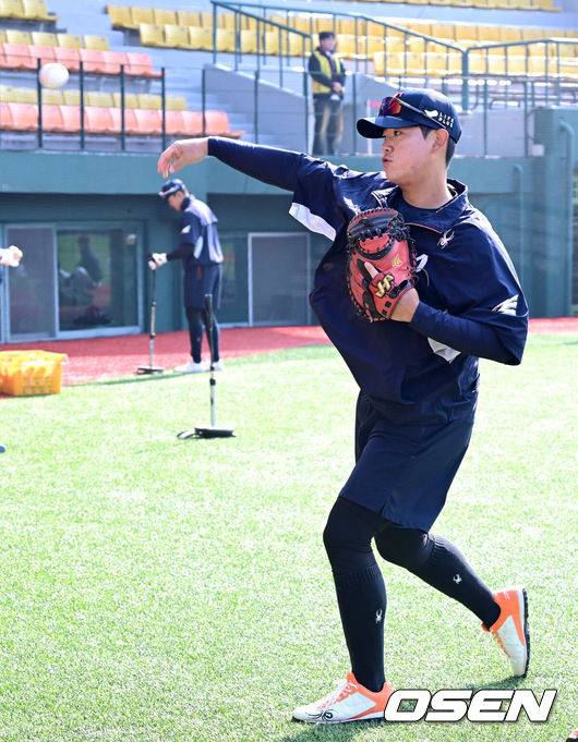 [OSEN=최규한 기자] 한화 포수 허인서가 송구 훈련을 하고 있다.  2025.03.09 / dreamer@osen.co.kr