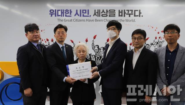 ▲1일 5.18기념재단 오월기억저장소 회의실에서 열린 '스카이데일리 고소 기자회견'에서 왼쪽부터 이광원·최기영(민주사회를위한변호사모임 광주전남지부 사무처장), 고(故) 조사천씨 유가족, 고(故) 최미애씨 유가족, 김대인(광주광역시 5·18민주과 진상규명팀장), 박진우(5·18기념재단 기록진실부 부장)이 고소장을 보이고 있다ⓒ5·18기념재단