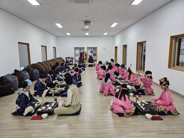 ▲백제문화체험관 다도 체험에 참여하는 모습 ⓒ익산시