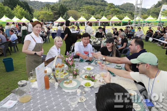 ▲5월, 가장 푸르고 향기로운 여행 정답은 '제48회 보성다향대축제'_보성차밭 전경_오후의 차밭(그랜드 티파티)(2024)ⓒ보성군