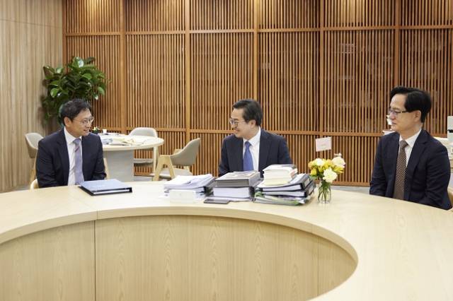▲김동연 경기도지사(가운데)와 강성천 신임 경기연구원장(오른쪽), 오후석 신임 경기도평생교육진흥원장이 환담을 나누고 있다. ⓒ경기도