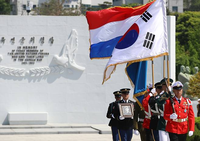29일 오후 부산 남구 유엔기념공원에서 6·25전쟁 네덜란드 참전용사인 요하네스 홀스트만의 안장식이 거행되고 있다. 홀스트만 참전용사는 6·25전쟁이 발발하자 21세의 나이에 자원 참전했다. 고인은 강원 철원 요크 고지에서 벙커를 건설하는 등 '철의 삼각지대'에서 적군과 싸우며 참호 방어 임무를 수행했다. 이번 안장으로 유엔기념공원엔 총 30명의 유엔 참전용사가 사후 영면에 들어가게 됐다. 부산=뉴스1