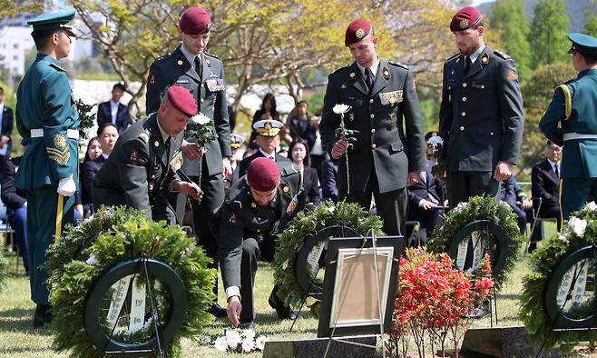29일 오후 부산 남구 유엔기념공원에서 6·25전쟁 네덜란드 참전용사인 요하네스 홀스트만의 안장식이 거행되고 있다. 홀스트만 참전용사는 6·25전쟁이 발발하자 21세의 나이에 자원 참전했다. 고인은 강원 철원 요크 고지에서 벙커를 건설하는 등 '철의 삼각지대'에서 적군과 싸우며 참호 방어 임무를 수행했다. 이번 안장으로 유엔기념공원엔 총 30명의 유엔 참전용사가 사후 영면에 들어가게 됐다. 부산=뉴스1