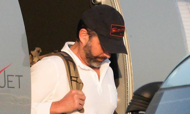 트럼프 주니어가 29일 서울 강서구 김포공항에서 비행기에서 내리고 있다. 공항사진기자단