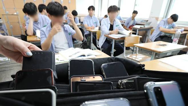 2023년 9월 1일 대전의 한 고등학교에서 교사가 수업에 앞서 학생들의 휴대전화를 수거하고 있다. 뉴스1