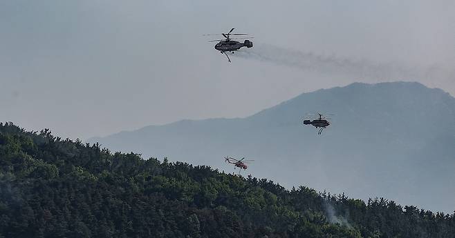 대구 대형 산불 발생 이틀째인 지난 4월 29일 대구 북구 산불 현장에서 산불 진화 헬기가 분주히 움직이고 있다. 연합뉴스