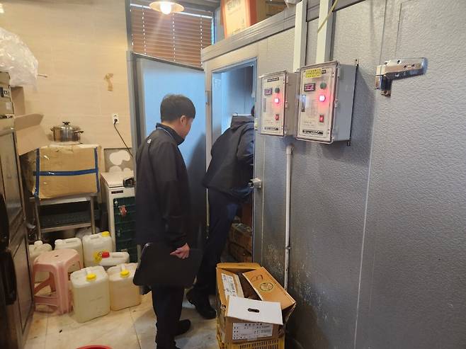 제주도자치경찰단이 갈치 전문 중·대형 식당을 대상으로 원산지 거짓표시 여부를 점검하고 있다. 제주도자치경찰단 제공