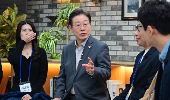 이재명 더불어민주당 대통령 후보가 30일 저녁 서울 구로구 한 스튜디오에서 열린  슬기로운 퇴근생활 직장인 간담회에 참석해 직장인들의 고충을 듣고 답변하고 있다. 2025.4.30  국회사진기자단