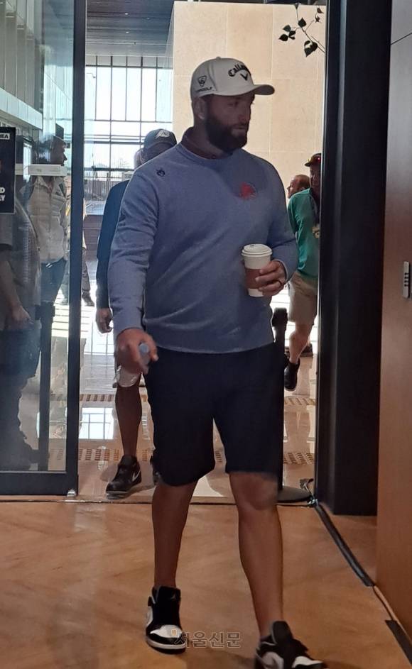 LIV 골프 간판선수인 욘 람이 30일 인천 연수구의 잭니클라우스 골프클럽 클럽하우스에서 열린 LIV 골프 코리아 기자회견에 앞서 커피를 들고 회견장에 들어서고 있다. 이제훈 전문기자