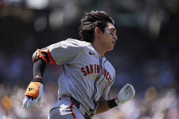 이정후가  1일(한국시간) 미국 캘리포니아주 샌디에이고 펫코파크에서 열린 2025 미국프로야구 메이저리그(MLB) 샌디에이고 파드리스전 4회 타석에서 우익수 방면으로 타구를 보내고 1루로 질주하고 있다. 하지만 이 공은 아웃 처리됐다. 샌디에이고 AP 연합뉴스