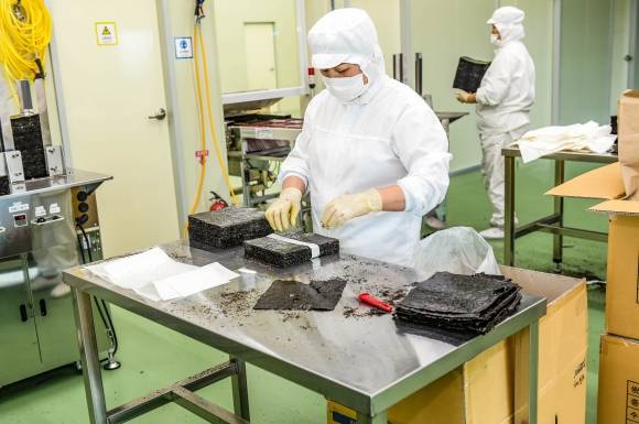 전남 목포시 마른김 가공공장에서 수출용 김을 포장하고 있다. (목포시 제공)