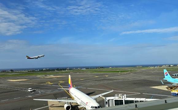 제주를 오가는 주요 항공사들이 5~6월 제주노선에 임시 항공편을 집중 배치하는 것으로 파악됐다. 사진은 제주공항 활주로 모습. 제주 강동삼 기자