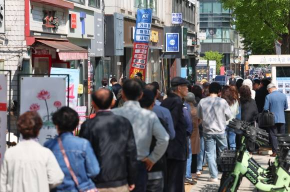 서울 시내 한 SKT T월드 매장 앞에 유심을 교체하려는 고객들이 영업 전부터 줄을 서 있다. 2025.4.28 연합뉴스