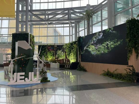 APEC 제주회의가 열리는 제주 국제컨벤션센터(ICC) 로비에 들어선 제주 도정 홍보관. 제주도 제공