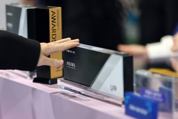 이것이 각형 배터리 - 5일 서울 강남구 코엑스에서 열린 ‘인터배터리 2025’에서 삼성SDI 부스를 찾은 관람객들이 각형 배터리를 살피고 있다. 2025. 3. 5. 연합뉴스