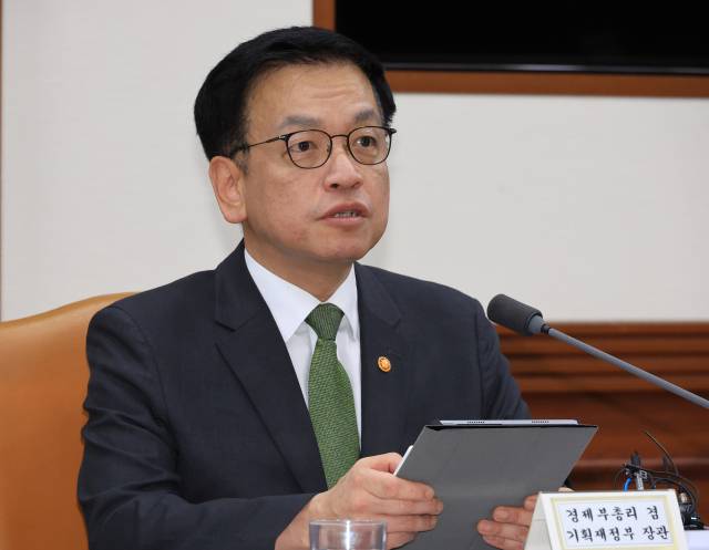 최상목 부총리 겸 기획재정부 장관이 1일 서울 종로구 정부서울청사에서 열린 경제관계장관회의 겸 산업경쟁력강화 관계 장관회의에서 발언하고 있다. 연합뉴스