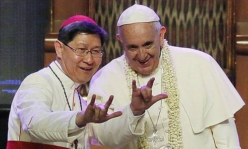 차기 교황후로로 일컬어지는 필리핀의 루이스 안토니오 타글레 추기경(왼쪽)이 얼마전 세상을 떠난 프란치스코 교황과 다정한 포즈를 취하고 있다. 연합뉴스